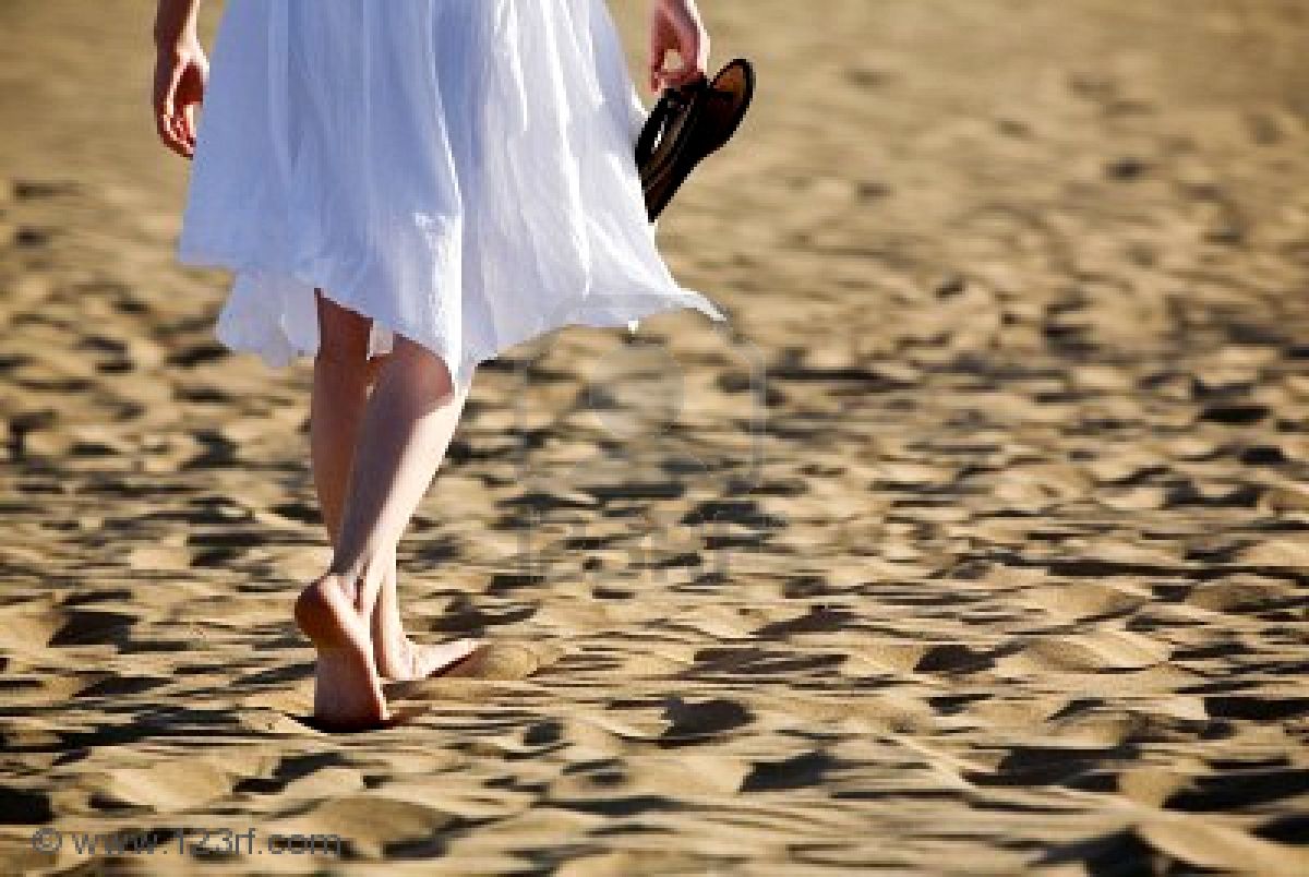 Image result for imagenes de personas caminando en la playa